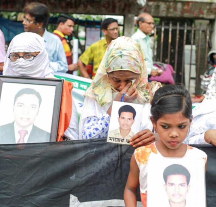 বাবাকে খুঁজে ফেরে অসহায় সন্তানরা