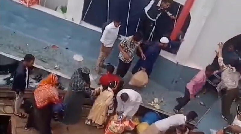 সদরঘাটে দুই লঞ্চ