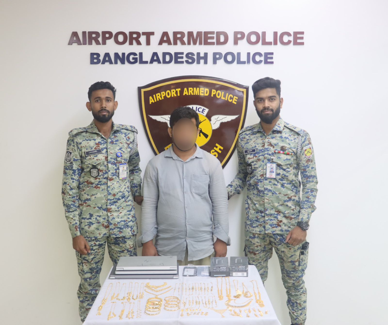 ঢাকা এয়ারপোর্টে বিপুল পরিমাণ স্পাই ডিভাইসসহ ২ জনকে আটক করেছে এয়ারপোর্ট আর্মড পুলিশ ব্যাটালিয়ন