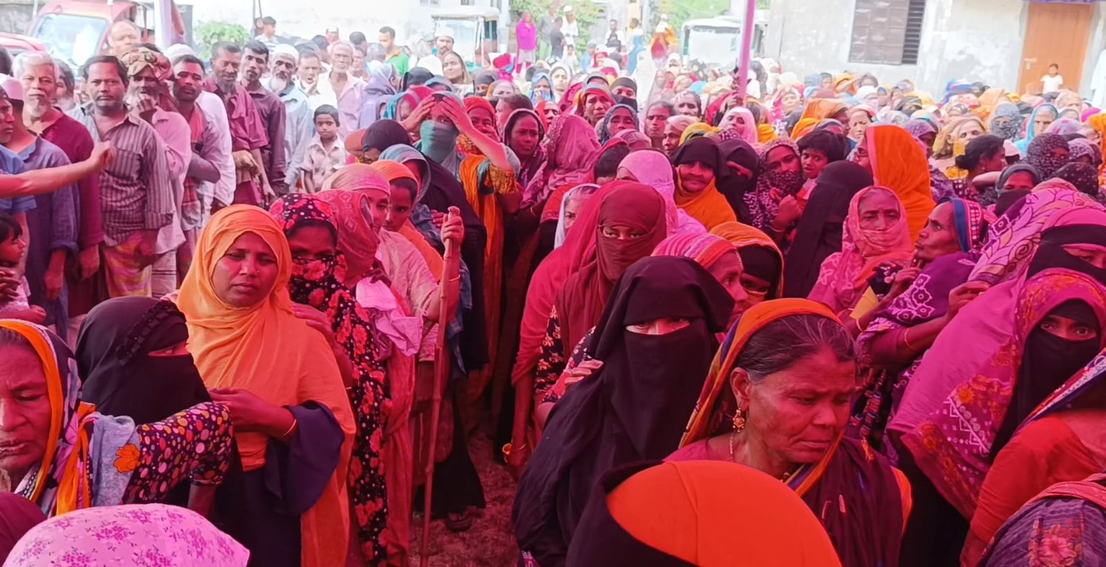 সিংগাইরে পবিত্র ঈদুল ফিতর উপলক্ষে ঈদ বস্ত্র বিতরণ