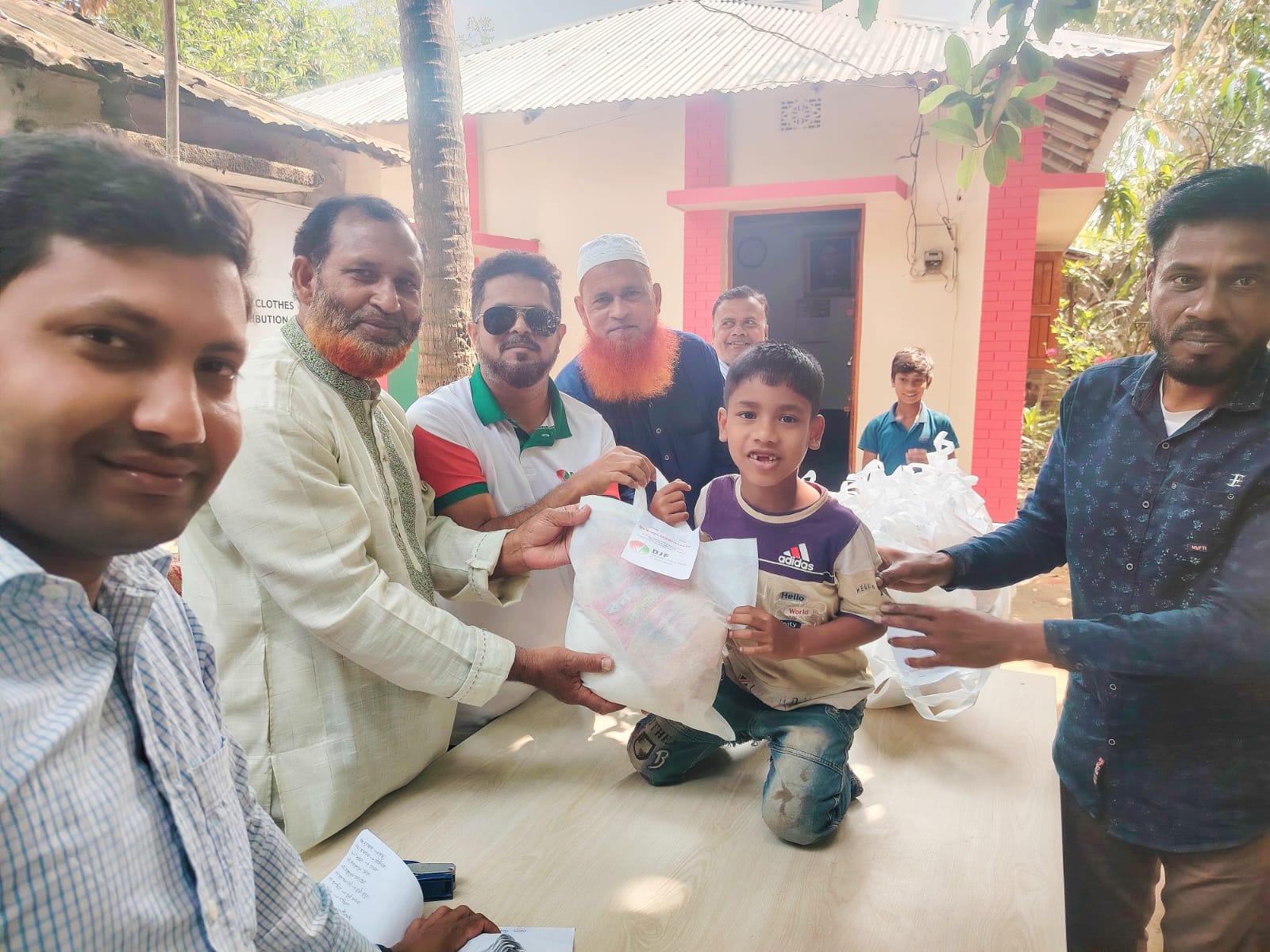 সামাজিক দায়বদ্ধতায় দিশারী : অসহায়দের মাঝে ঈদ উপহার বিতরণ