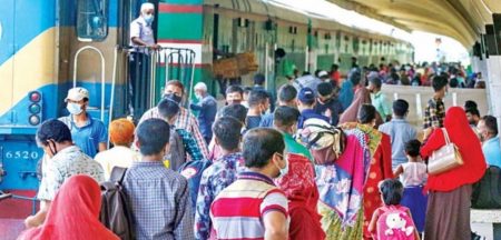 ঢাকা ফেরত যাত্রা: ঈদের ছুটি শেষে স্টেশনে মানুষের ঢল, ফিরছে ব্যস্ত নগরজীবন ঢাকা ফেরত যাত্রা