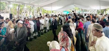 প্রধানমন্ত্রীর সঙ্গে ঈদ শুভেচ্ছা বিনিময় করতে ‘যমুনায়’ জনস্রোত ঈদ শুভেচ্ছা