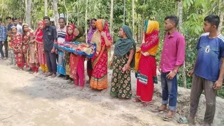 প্রেমিকের বিচারের দাবিতে সন্তানের মরদেহ নিয়ে মায়ের মানববন্ধন মরদেহ