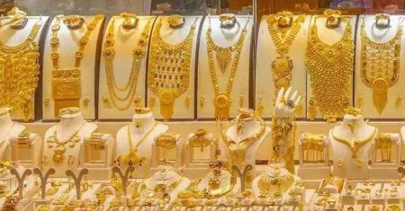 একদিনের ব্যবধানে ফের সোনার দামে বড় লাফ gold