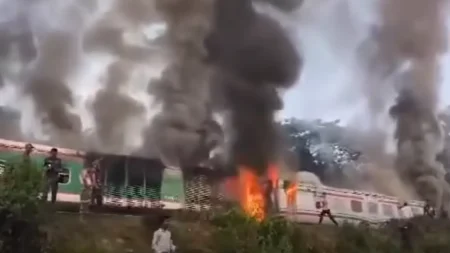 ঢাকাগামী চট্টলা এক্সপ্রেসে আগুন আগুন