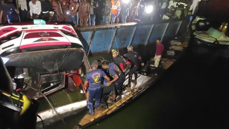 পদ্মায় বাসডুবিতে নিহত বেড়ে ২৩, পরিচয় শনাক্ত নিহত বেড়ে ২৩