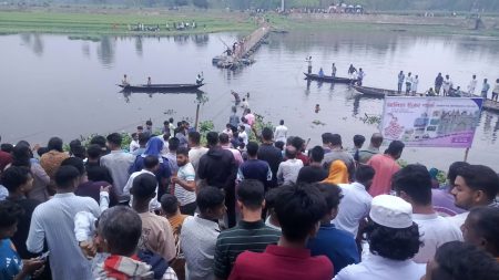 প্রচুর মানুষের সমাগমে উল্টে যায় ড্রাম ব্রিজ, নদীতে ডুবে ৩ শিশুর মৃত্যু দেওয়ানগঞ্জে ড্রাম ব্রিজ