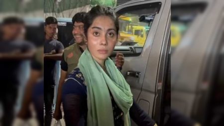 যশোরে ক্রিস্টাল আইস তৈরির কাঁচামালসহ তরুণী আটক ক্রিস্টাল আইস