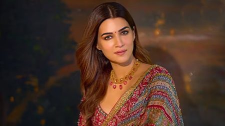 বলিউডে স্বজনপ্রীতি নিয়ে মুখ খুললেন কৃতি শ্যানন কৃতি শ্যানন
