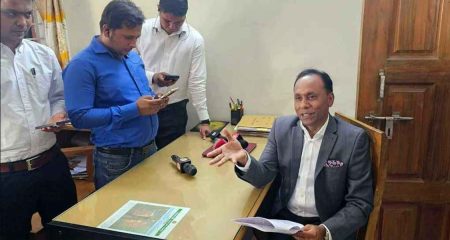 হঠাৎ ভূমি অফিসে প্রতিমন্ত্রী, এরপর যা ঘটল প্রতিমন্ত্রী