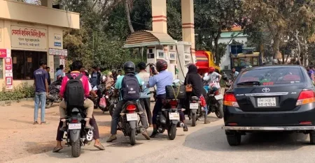 রাজশাহীতে পুলিশ পাহারায় তেল বিক্রি, দীর্ঘ লাইনে ভোগান্তি পুলিশ পাহারায় তেল বিক্রি