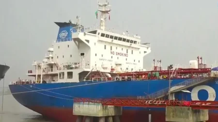 চট্টগ্রাম বন্দরে পৌঁছেছে ১৬টি জ্বালানি জাহাজ, পথে আরও তিনটি জ্বালানি জাহাজ
