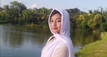 কলেজ ছাত্রী