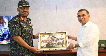 প্রধানমন্ত্রীর সঙ্গে আনসার ও ভিডিপি মহাপরিচালকের সাক্ষাৎ প্রধানমন্ত্রীর সঙ্গে আনসার