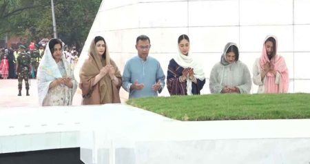 মা-বাবার কবর জিয়ারত করলেন প্রধানমন্ত্রী প্রধানমন্ত্রী