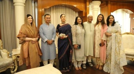 প্রধানমন্ত্রীর পরিবারের সঙ্গে ড. ইউনূসের ঈদের শুভেচ্ছা বিনিময় শুভেচ্ছা বিনিময়