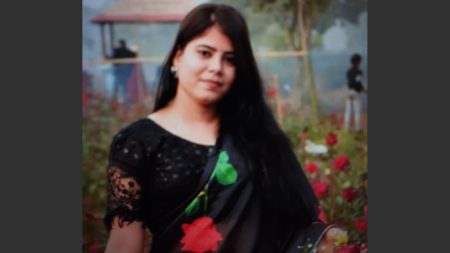 রাজধানীতে ছিনতাইকারীর টানে রিকশা থেকে পড়ে গৃহবধূ নিহত গৃহবধূ নিহত