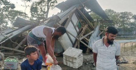 ভোলার ঢালচরে আকস্মিক ঝড়ে অর্ধশতাধিক ঘরবাড়ি ক্ষতিগ্রস্ত আকস্মিক ঝড়