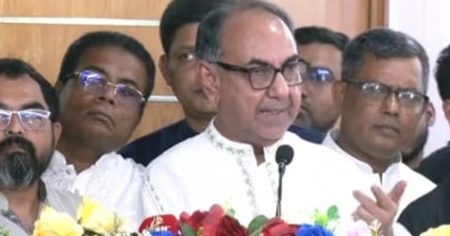 এক শ্রেণির ছেলেপেলে বলছে, বাসার ইট খুলে নিয়ে আসবে: মির্জা আব্বাস ইট খুলে নিয়ে আসবে