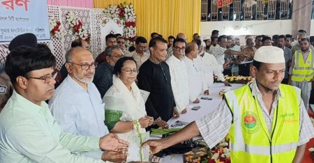 বরিশাল সিটি করপোরেশনের কর্মীদের মাঝে ঈদ উপহার বিতরণ ঈদ উপহার