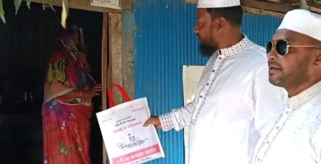 কুয়াকাটায় বাড়ি বাড়ি ঈদ উপহার পৌঁছে দিলেন যুবদল নেতা উপহার