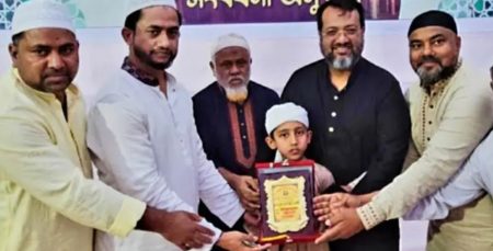 নারায়ণগঞ্জে ৫ মাস ১৭ দিনে কোরআনের হাফেজ ১০ বছরের জুবায়ের কোরআন