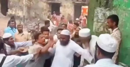 বরিশালে চাল আত্মসাতের অভিযোগে ইউপি চেয়ারম্যানকে মারধর বিএনপি নেতাকর্মীদের চাল আত্মসাত