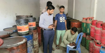 কুড়িগ্রামের ফুলবাড়ীতে তেল মজুতের অভিযোগে ব্যবসায়ীকে জরিমানা তেল