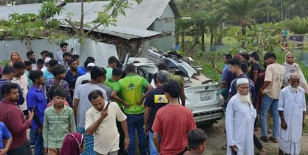 খুলনায় ট্রেনের ধাক্কায় দুমড়ে-মুচড়ে গেল প্রাইভেটকার ধাক্কা
