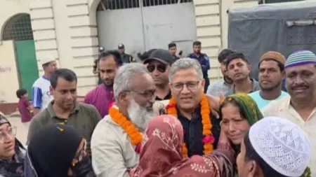 কারামুক্ত আওয়ামী লীগ নেতাকে জেলগেটে ফুল দিয়ে বরণ করলেন বিএনপির এমপি জামিনে মুক্তি
