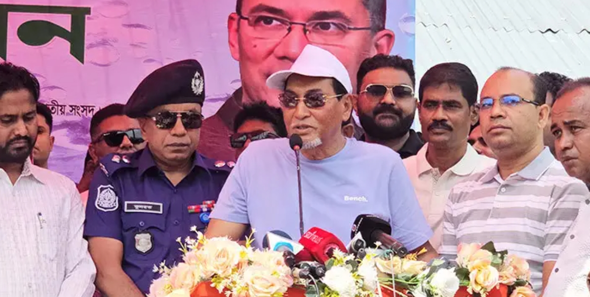 ‘নখের কালি শুকানোর আগে ফ্যামিলি কার্ড চালু করেছে সরকার’ ‘নখের কালি শুকানোর আগে ফ্যামিলি কার্ড চালু করেছে সরকার’