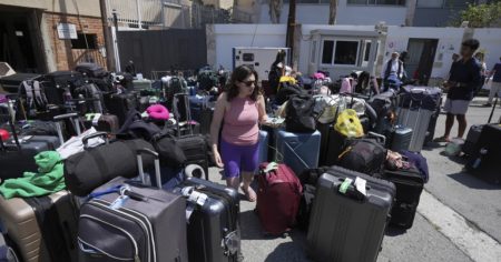 যুক্তরাষ্ট্র-ইসরায়েল হামলার পর মধ্যপ্রাচ্য ছেড়ে পালিয়েছে ৯ হাজার মার্কিনি মধ্যপ্রাচ্য