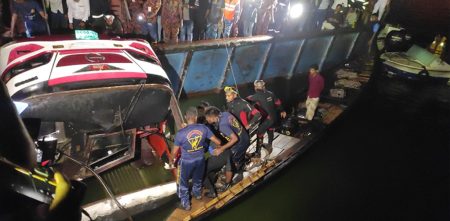 পদ্মায় সৌহার্দ্য পরিবহনের বাস ডুবে নিহত ১৬, নিখোঁজদের খোঁজ চলছে সৌহার্দ্য