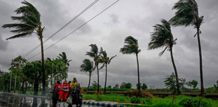 ঝড়ের আভাস