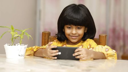 ৫ বছরের কম বয়সি শিশুদের স্ক্রিন টাইম দিনে কতটুকু হওয়া উচিত Baby