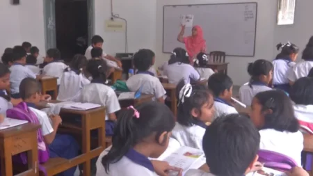 অনলাইন ও অফলাইনে ক্লাস