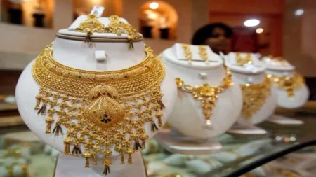 চার দফা বাড়ানোর পর সোনার দাম কমলো ২ হাজার ১৫৮ টাকা সোনার দাম