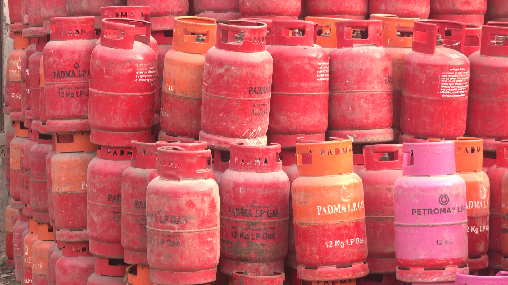 নজিরবিহীন মূল্যবৃদ্ধির পরও নির্ধারিত দামে মিলছে না এলপি গ্যাস