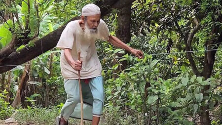 দড়ি ধরে মসজিদে যাওয়া অন্ধ মুয়াজ্জিন আব্দুর রহমান মারা গেছেন অন্ধ মুয়াজ্জিন আব্দুর রহমান