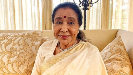 নিজের বায়োপিকের জন্য দুই অভিনেত্রীর নাম বলেছিলেন আশা ভোঁসলে আশা ভোঁসলে