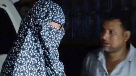 বোরকা পরে পাম্পে তেল নিতে গিয়ে ধরা খেলেন যুবক বোরকা পরে পাম্পে