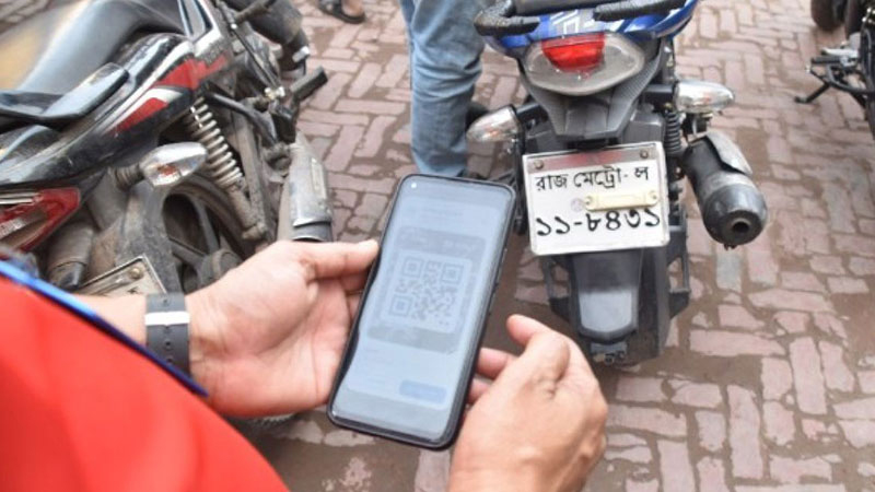 ডিভাইস জটিলতায় তেল সংগ্রহে বিপাকে আইফোন ও বাটন ফোন ব্যবহারকারীরা