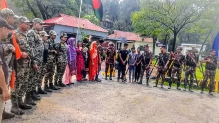 আটক ৯ বাংলাদেশিকে বিজিবির হাতে তুলে দিল বিএসএফ হাতে তুলে দিল