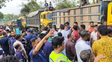২৪ ঘণ্টার বেশি বিদ্যুৎ নেই পঞ্চগড়ে, ক্ষুব্ধ জনতার সড়ক অবরোধ panchagor