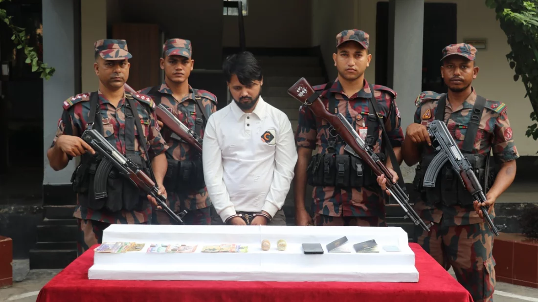 প্রায় দুই কোটি টাকার স্বর্ণসহ ভারতীয় নাগরিক আটক