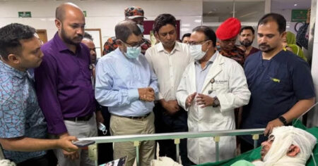 কদমতলীর কারখানায় বিস্ফোরণ: দগ্ধদের খোঁজ নিলেন স্বাস্থ্যমন্ত্রী খোঁজ নিলেন