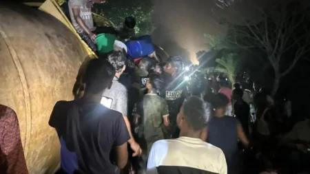 তেলবাহী ট্রেন লাইনচ্যুত, তেল লুটপাটে স্থানীয়দের ভিড় তেল লুটপাট