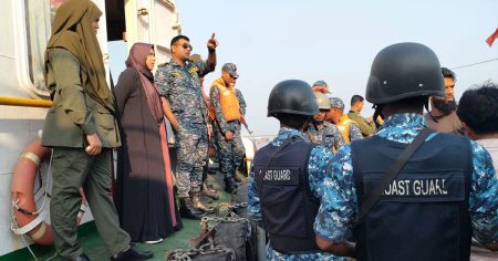ট্যাংকার জাহাজে মজুত ৩৭ হাজার লিটার ডিজেল জব্দ ডিজেল জব্দ