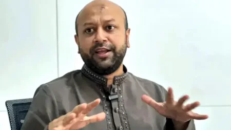 ডুগডুগি বাজাচ্ছে